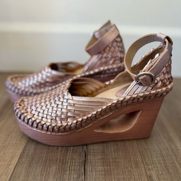 Free People Metallic Rose Gold Woven Wedges - Picture 1 of 12
